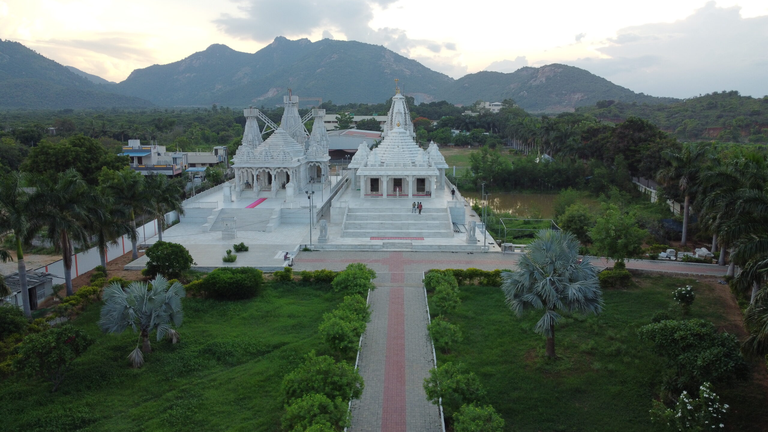 Enlightened Being: Exploring the Divine Essence of Sri Siddheshwar Brahmrishi Gurudev